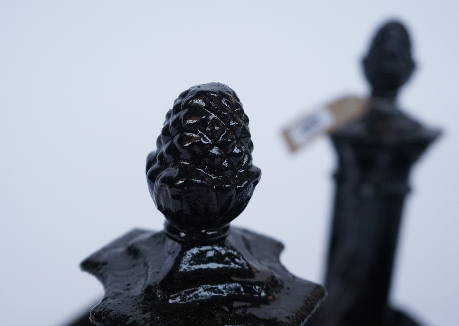 A 19TH CENTURY BLACK PAINTED CAST IRON BOOT SCRAPER WITH CLUSTER COLUMN AND ACORN FINIAL - Image 3 of 3