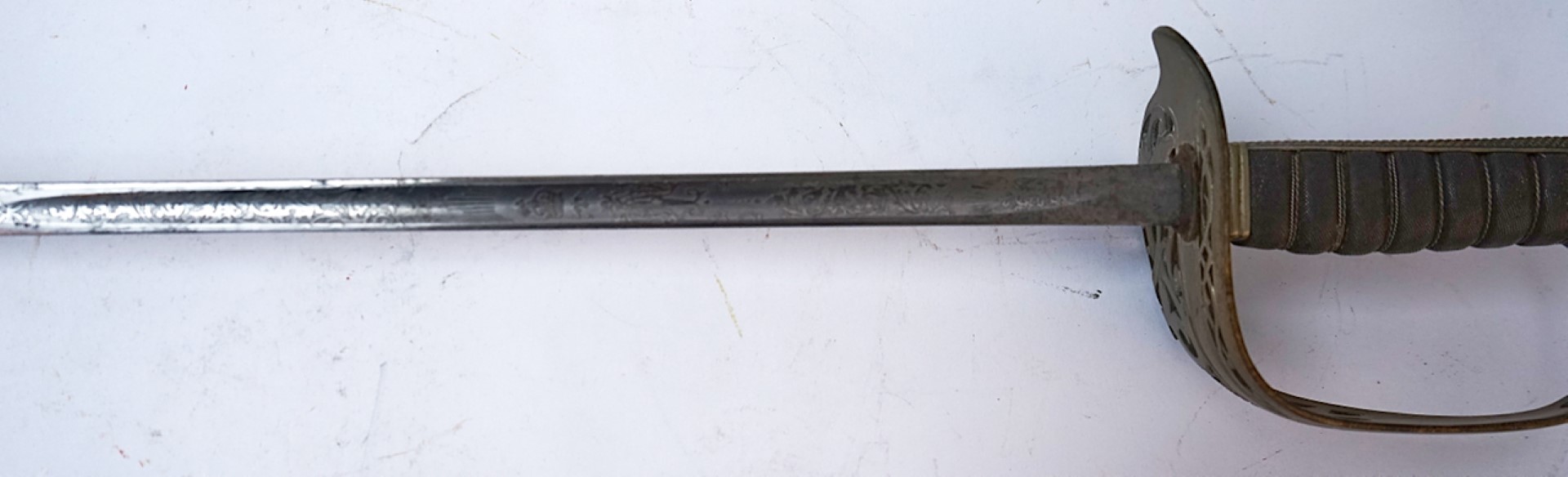 A VICTORIAN OFFICER'S DRESS SWORD - Image 10 of 12