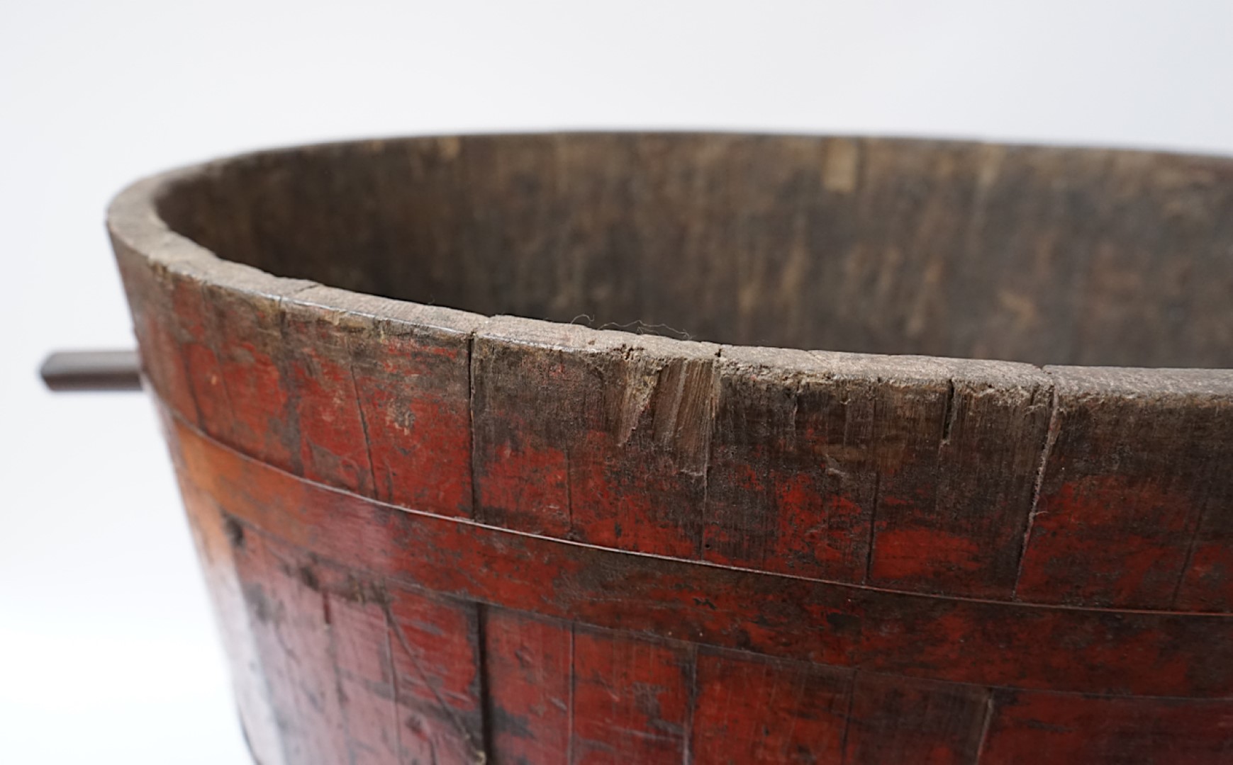 A FRENCH PAINTED STAVED WINE TREADING BASKET OR BUCKET - Image 11 of 11
