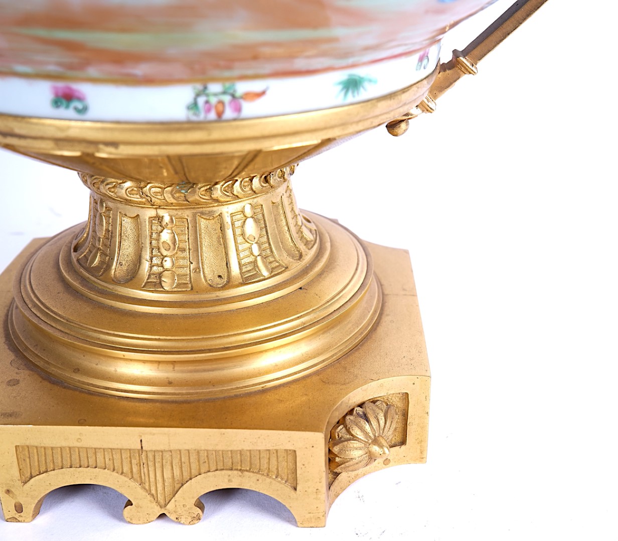 A CHINESE CANTONESE FAMILY ROSE PORCELAIN AND ORMOLU MOUNTED BOWL - Image 9 of 9