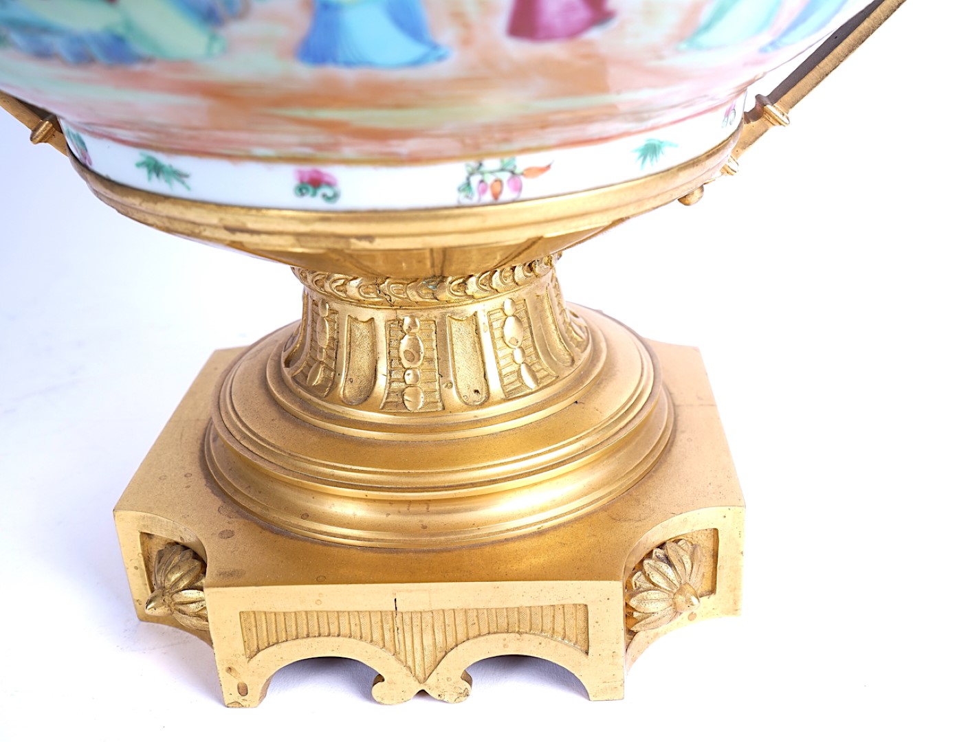 A CHINESE CANTONESE FAMILY ROSE PORCELAIN AND ORMOLU MOUNTED BOWL - Image 8 of 9