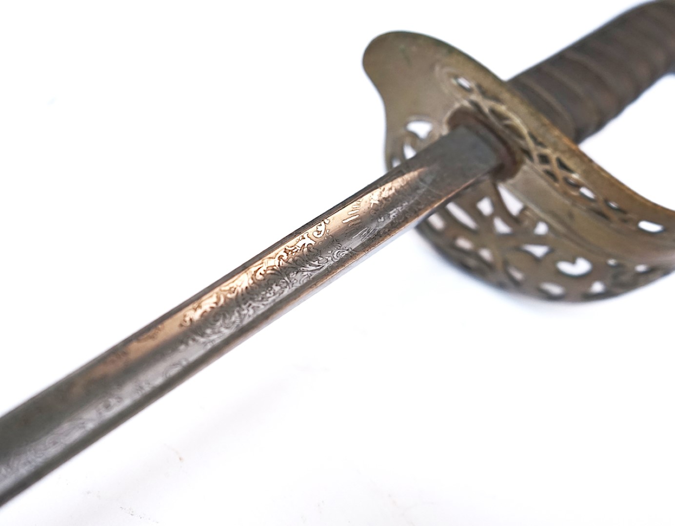 A VICTORIAN OFFICER'S DRESS SWORD - Image 12 of 12