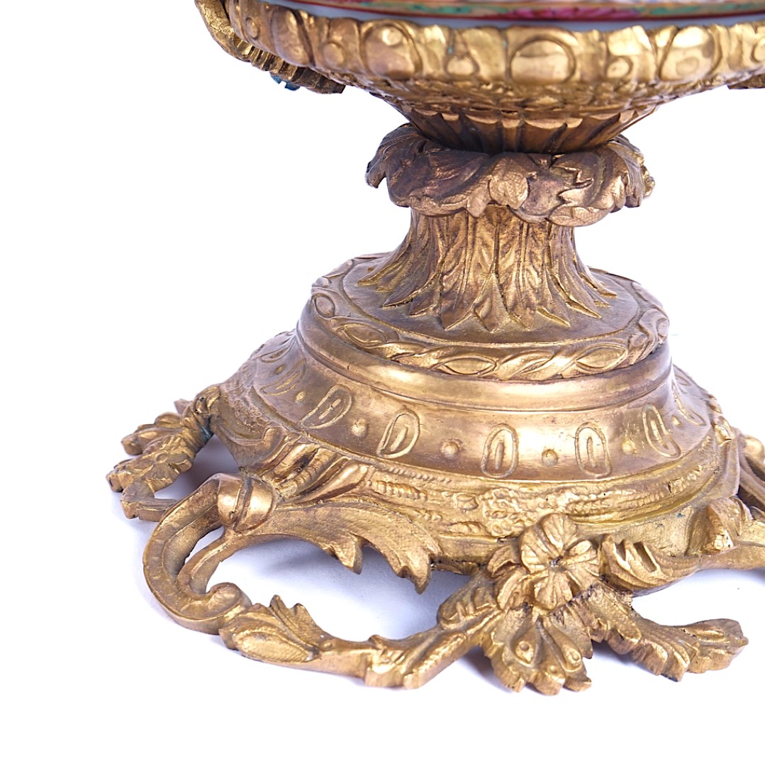 A CHINESE CANTONESE FAMILY ROSE PORCELAIN AND ORMOLU MOUNTED BOWL - Image 8 of 10