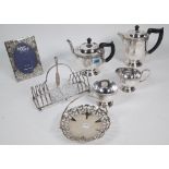 SILVER PLATE INCLUDING A 20TH CENTURY PLATED TEA SET (QTY)