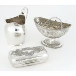 A SILVER CREAM JUG AND TWO FURTHER ITEMS (3)