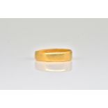 A VICTORIAN 22CT GOLD WEDDING RING