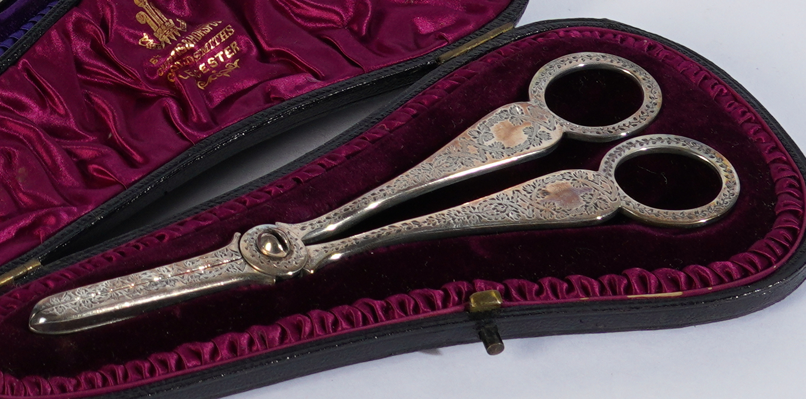 A PAIR OF SILVER GRAPE SCISSORS AND A SILVER CAKE SERVING KNIFE AND FORK (2) - Image 3 of 3