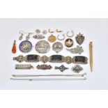 A SCOTTISH STYLE SILVER BROOCH AND FURTHER ITEMS (21)