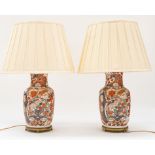 A PAIR OF IMARI STYLE PORCELAIN BALUSTER TABLE LAMPS