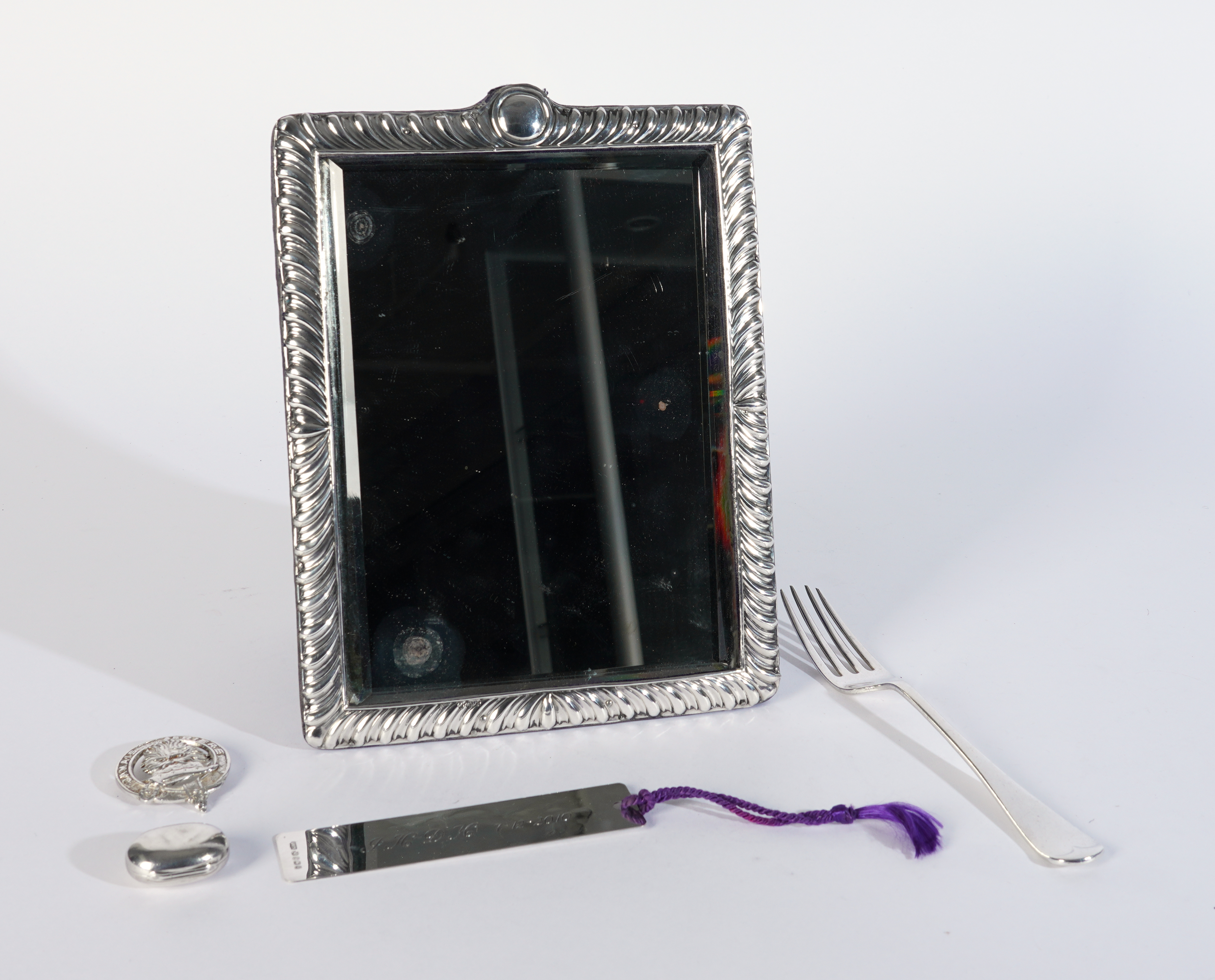 A SILVER FRAMED MIRROR AND FOUR FURTHER SILVER ITEMS (5)