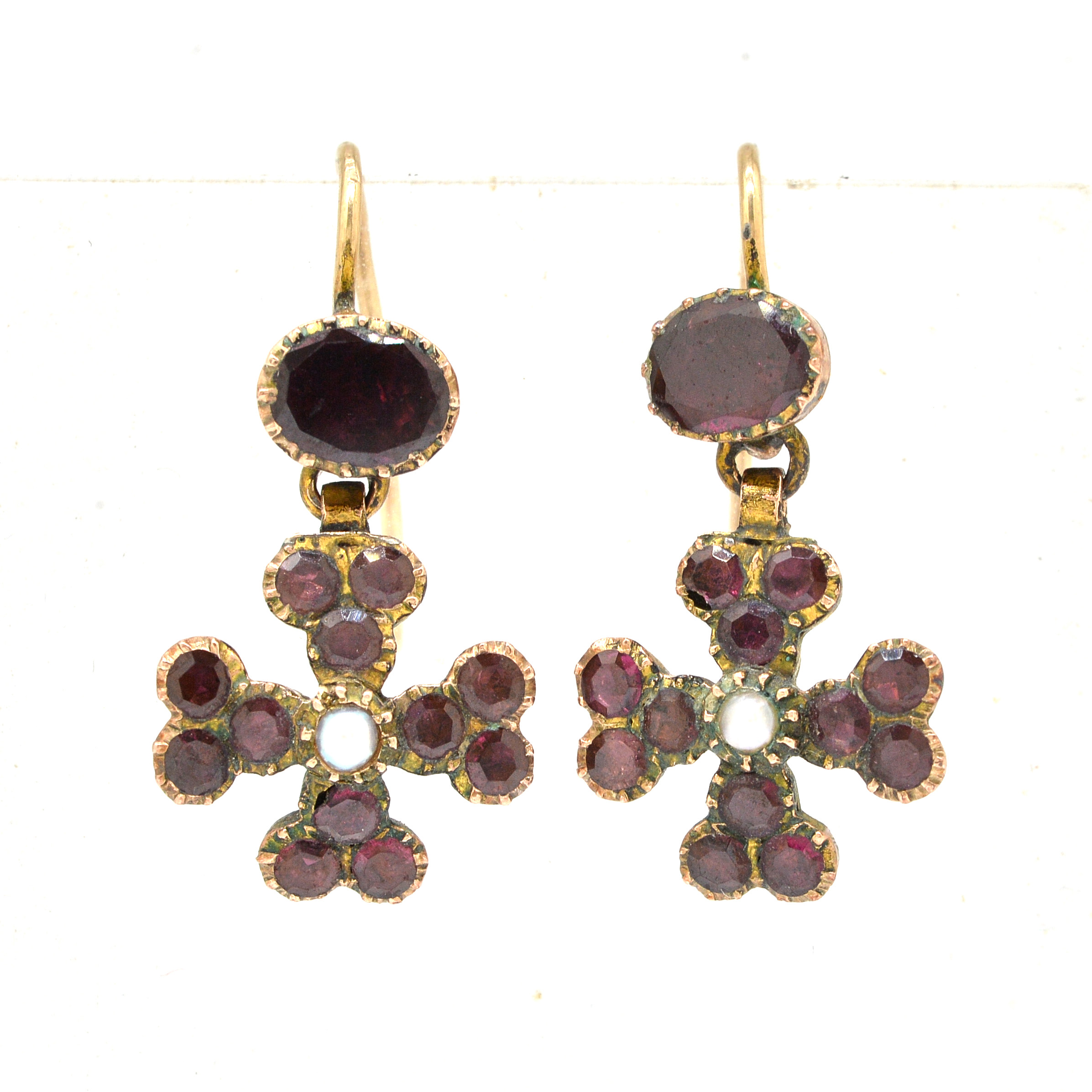 A PAIR OF GOLD, GARNET AND SEED PEARL EARRINGS
