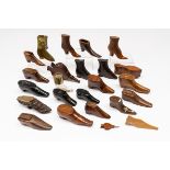 A GROUP OF TWELVE TREEN SHOE SNUFFS AND ANOTHER IN THE FORM OF BELLOWS (24)