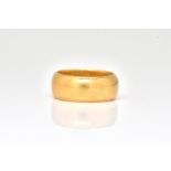 A LATE VICTORIAN 18CT GOLD WEDDING RING