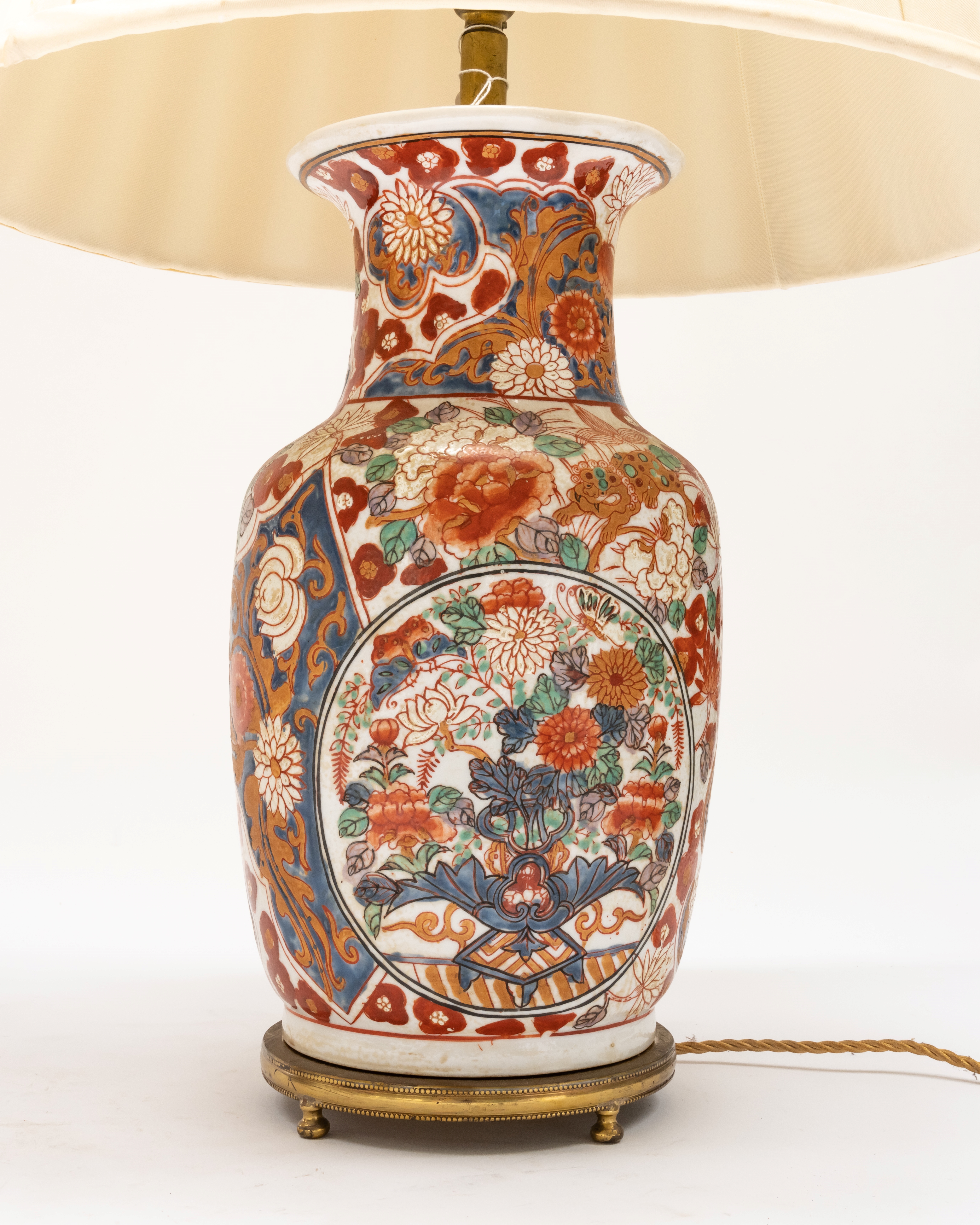 A PAIR OF IMARI STYLE PORCELAIN BALUSTER TABLE LAMPS - Image 4 of 6