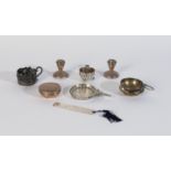 A SILVER TEA STRAINER AND STAND AND SEVEN FURTHER ITEMS (9)