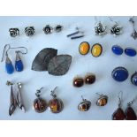 A COLLECTION OF TWENTY-FIVE PAIRS OF EARRINGS (25)