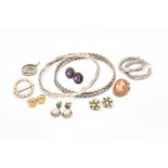 A 9CT GOLD AND CULTURED PEARL BROOCH AND NINE FURTHER ITEMS OF JEWELLERY (10)