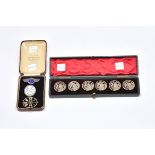 A GOLD AND ENAMEL BROOCH, A BADGE, A SILVER BENTLEY BROOCH AND A CASED SET OF SIX BUTTONS (4)