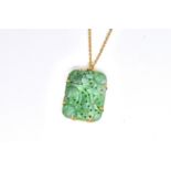 A GOLD AND JADE PENDANT WITH A GOLD NECKCHAIN (2)