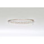 AN 18CT WHITE GOLD AND DIAMOND SET OVAL HINGED BANGLE