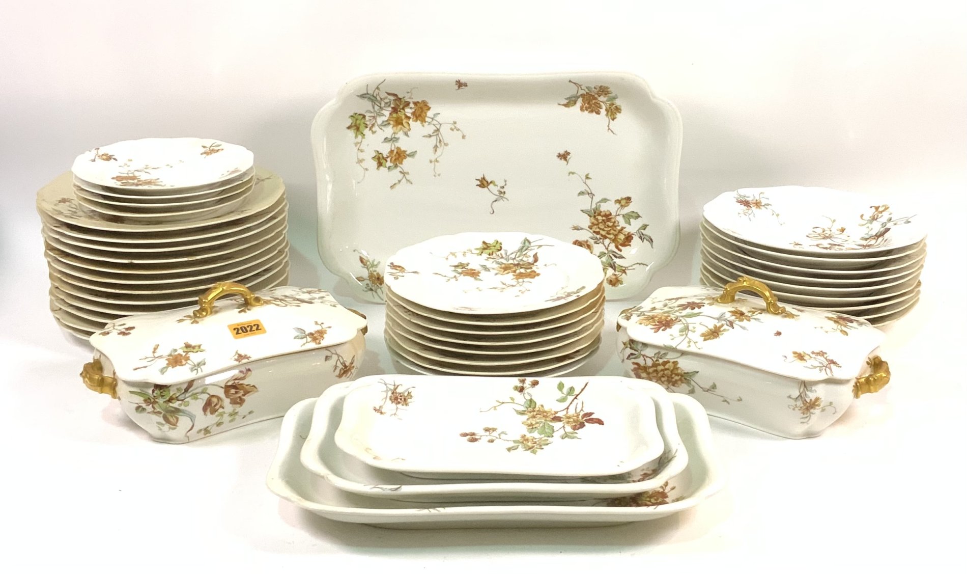 A 20TH CENTURY LIMOGES DINNER SERVICE DECORATED WITH LEAVES