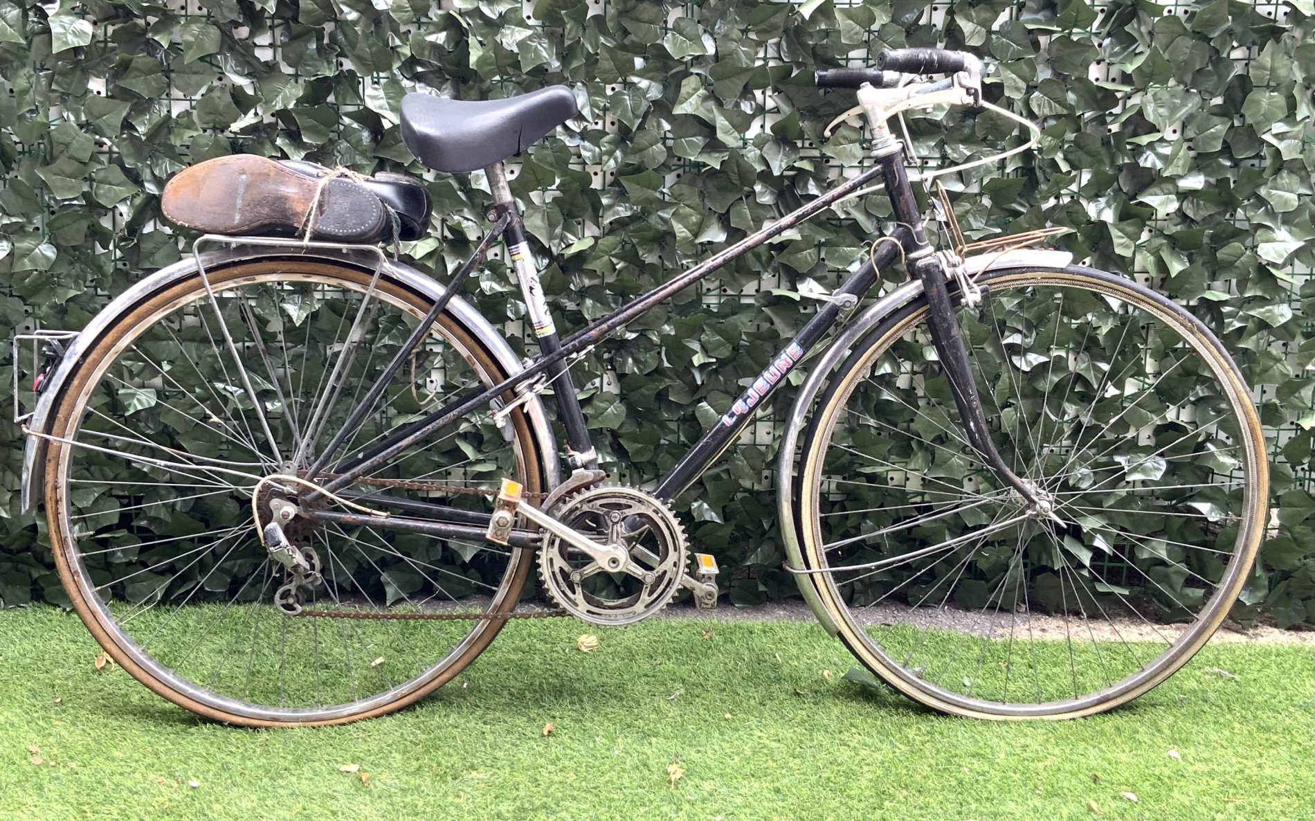 A MID 20TH CENTURY LEJEUNE BICYCLE, TOGETHER WITH VINTAGE CYCLING SHOES.