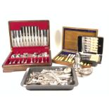 A QUANTITY OF MOSTLY MODERN SILVER PLATED WARES INCLUDING CASED FLATWARE AND SUNDRY (QTY)