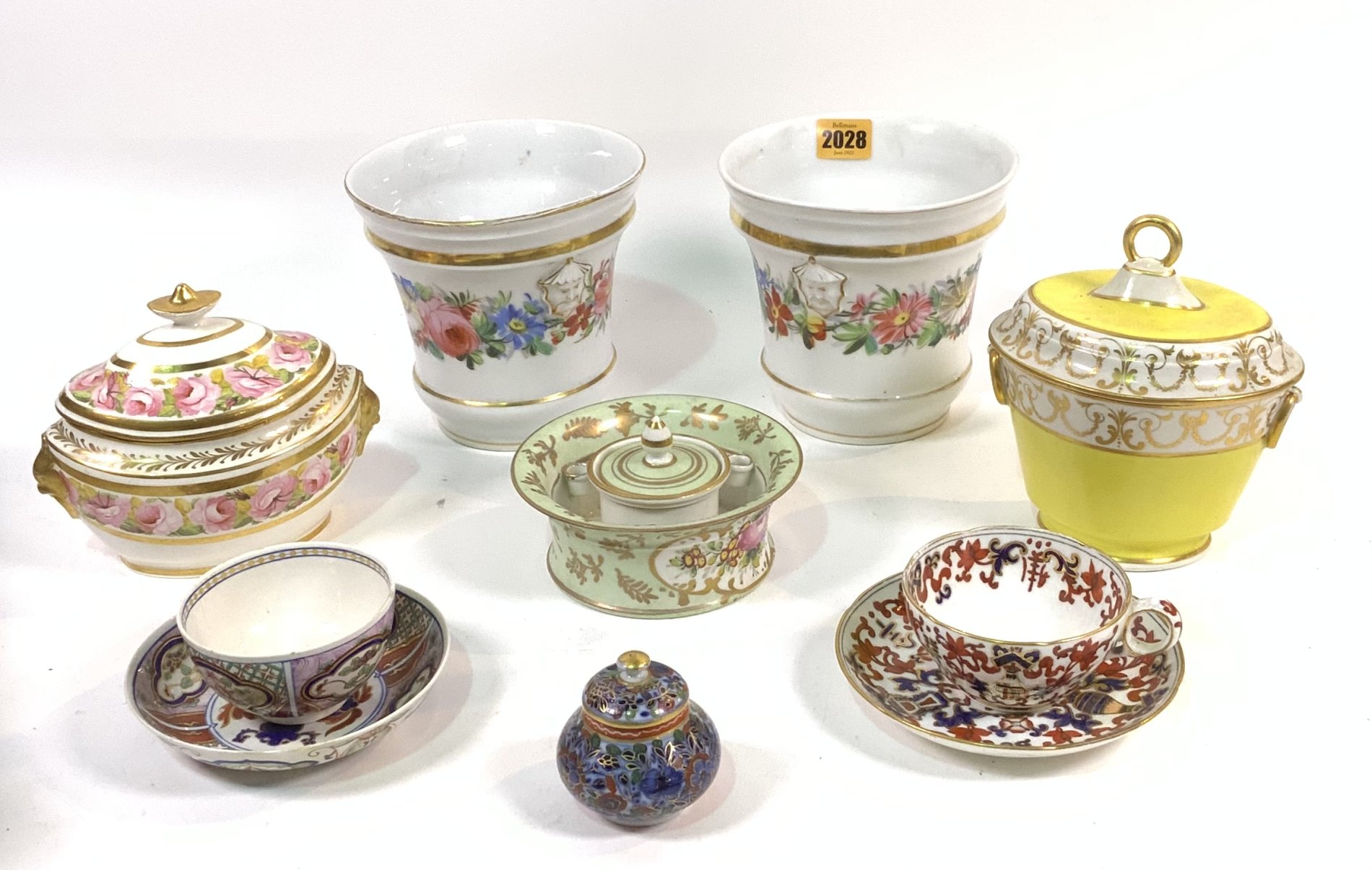 A SMALL GROUP OF ENGLISH AND EUROPEAN DECORATIVE CERAMICS (14)