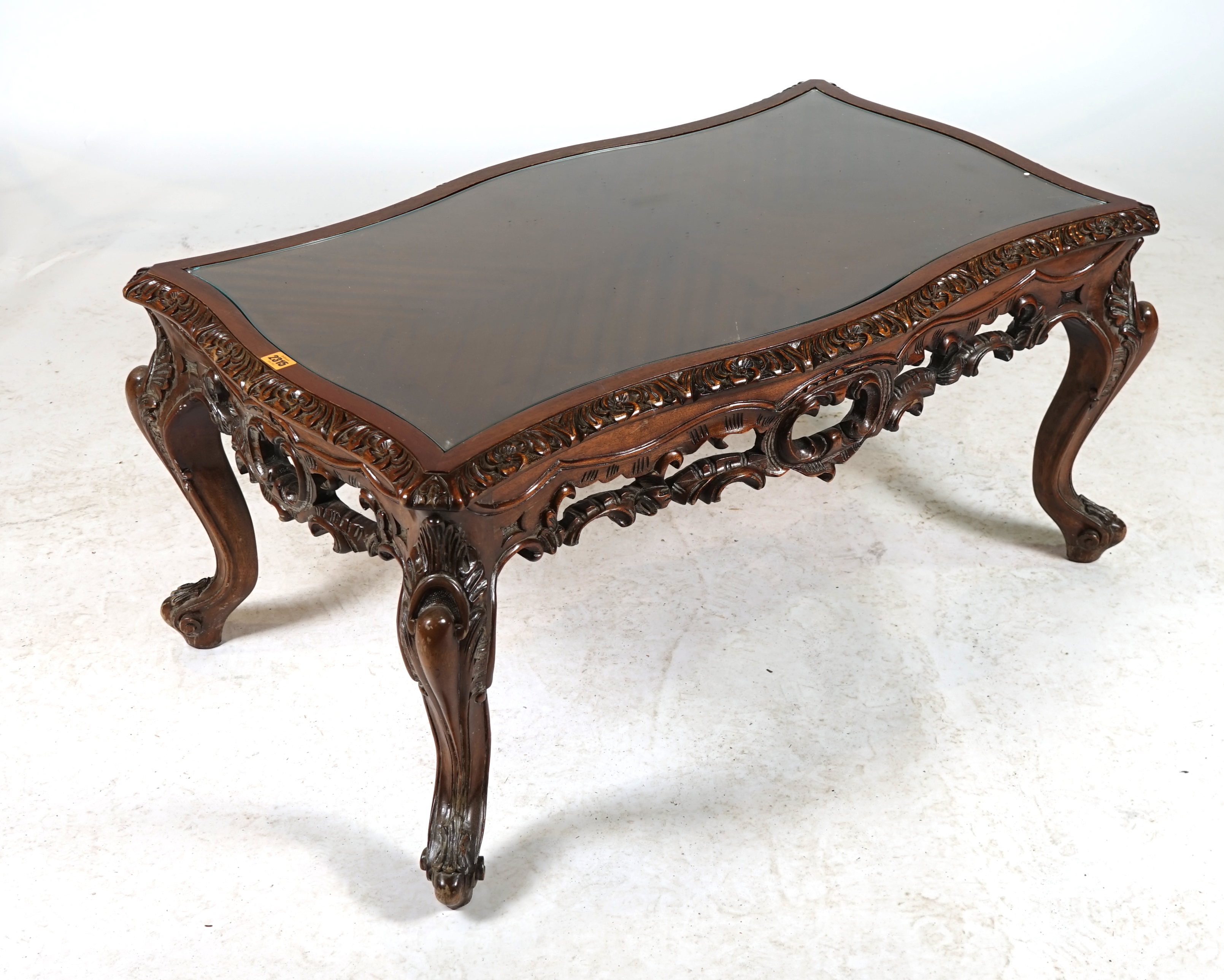 A VICTORIAN STYLE HARDWOOD COFFEE TABLE