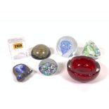 A GROUP OF SIX MODERN GLASS PAPERWEIGHTS (7)