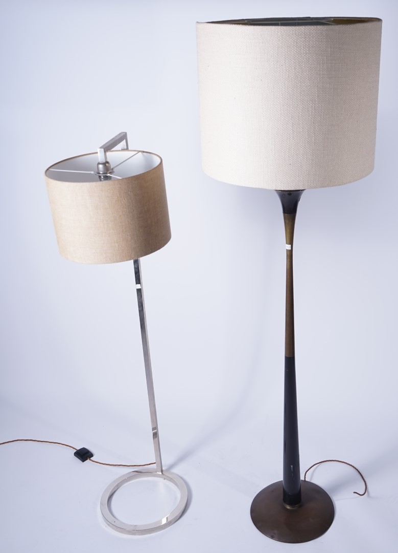 A BRASS AND BLACK LACQUERED FLOOR STANDING LAMP (2) - Image 2 of 5