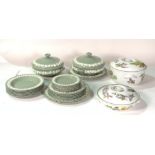 A WEDGWOOD PART DINNER SERVICE AND ROYAL WORCESTER CERAMICS INCLUDING A TUREEN AND COVERS