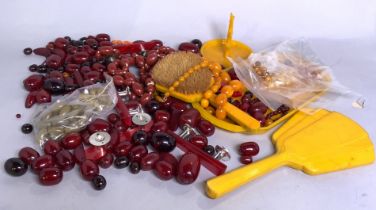 A QUANTITY OF MID-20TH CENTURY PLASTIC AND BAKELITE TO INCLUDE (QTY)