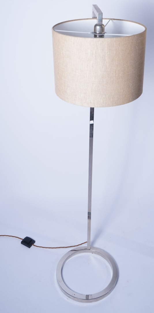 A BRASS AND BLACK LACQUERED FLOOR STANDING LAMP (2) - Image 3 of 5