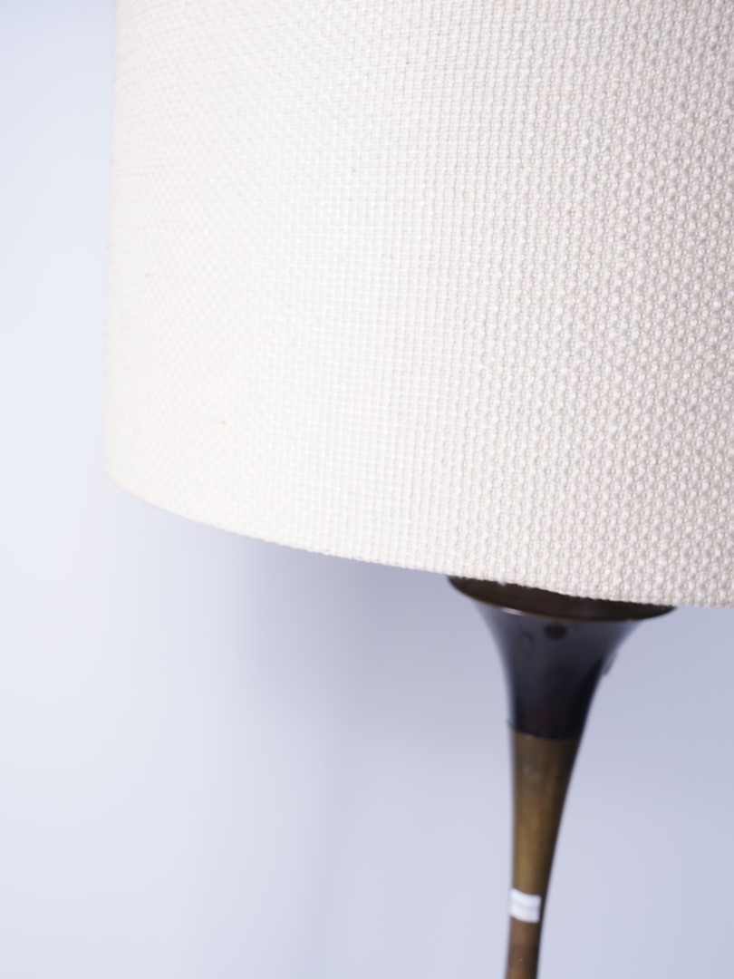 A BRASS AND BLACK LACQUERED FLOOR STANDING LAMP (2) - Image 5 of 5