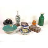 ASIAN COLLECTABLES INCLUDING TWO CLOISONNÉ ASH TRAYS (QTY)