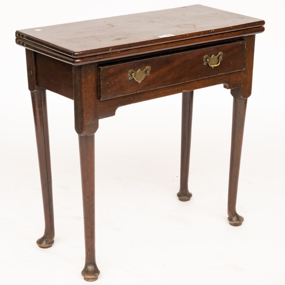 AN 18TH CENTURY MAHOGANY FOLD-OVER TEA TABLE