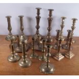 A GROUP OF SEVENTEEN 19TH CENTURY AND LATER BRASS CANDLESTICKS (17)