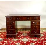 AN EARLY 20TH CENTURY MAHOGANY PEDESTAL DESK