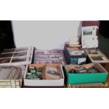 A QUANTITY OF MOSTLY EARLY 20TH CENTURY POSTCARDS AND CIGARETTE CARDS (QTY)