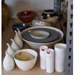 A QUANTITY OF MOSTLY MODERN STUDIO POTTERY BOWLS (QTY)