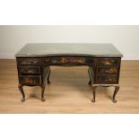 A MID-20TH CENTURY BLACK LACQUER CHINOISERIE DECORATED KNEE HOLE SEVEN DRAWER WRITING DESK