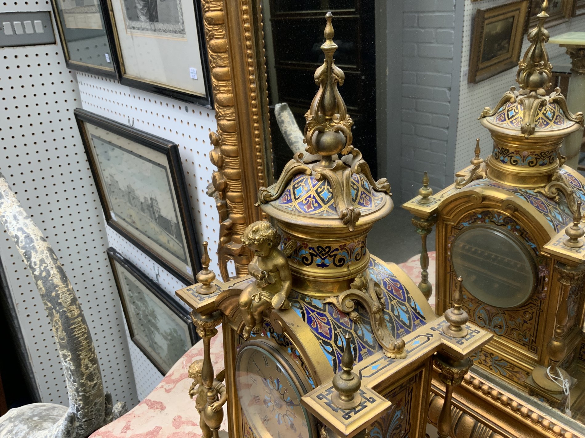 LEROY & FILS, PARIS: A FRENCH ORMOLU AND CHAMPLEVE ENAMEL MANTEL CLOCK - Bild 5 aus 7