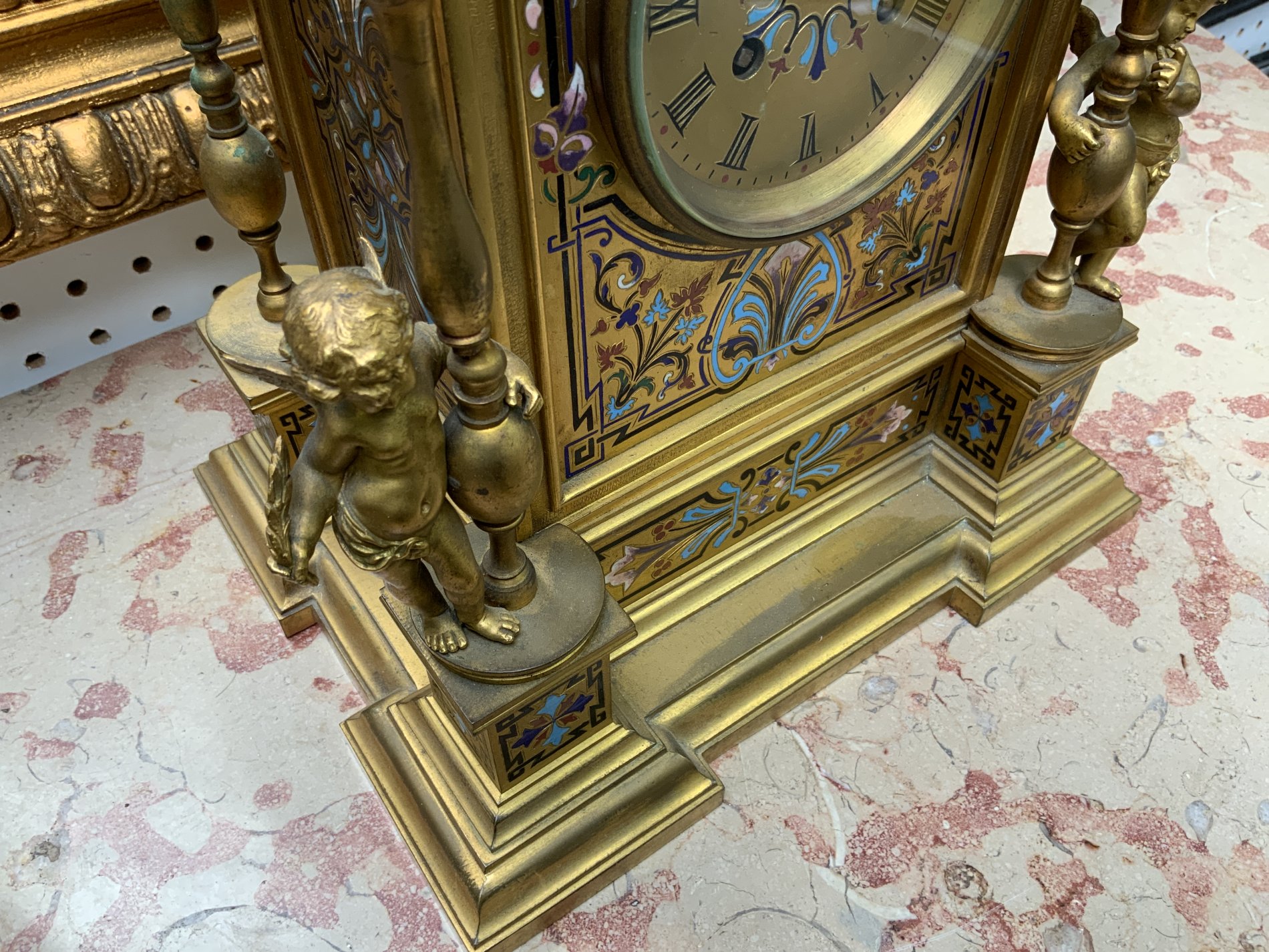 LEROY & FILS, PARIS: A FRENCH ORMOLU AND CHAMPLEVE ENAMEL MANTEL CLOCK - Bild 3 aus 7