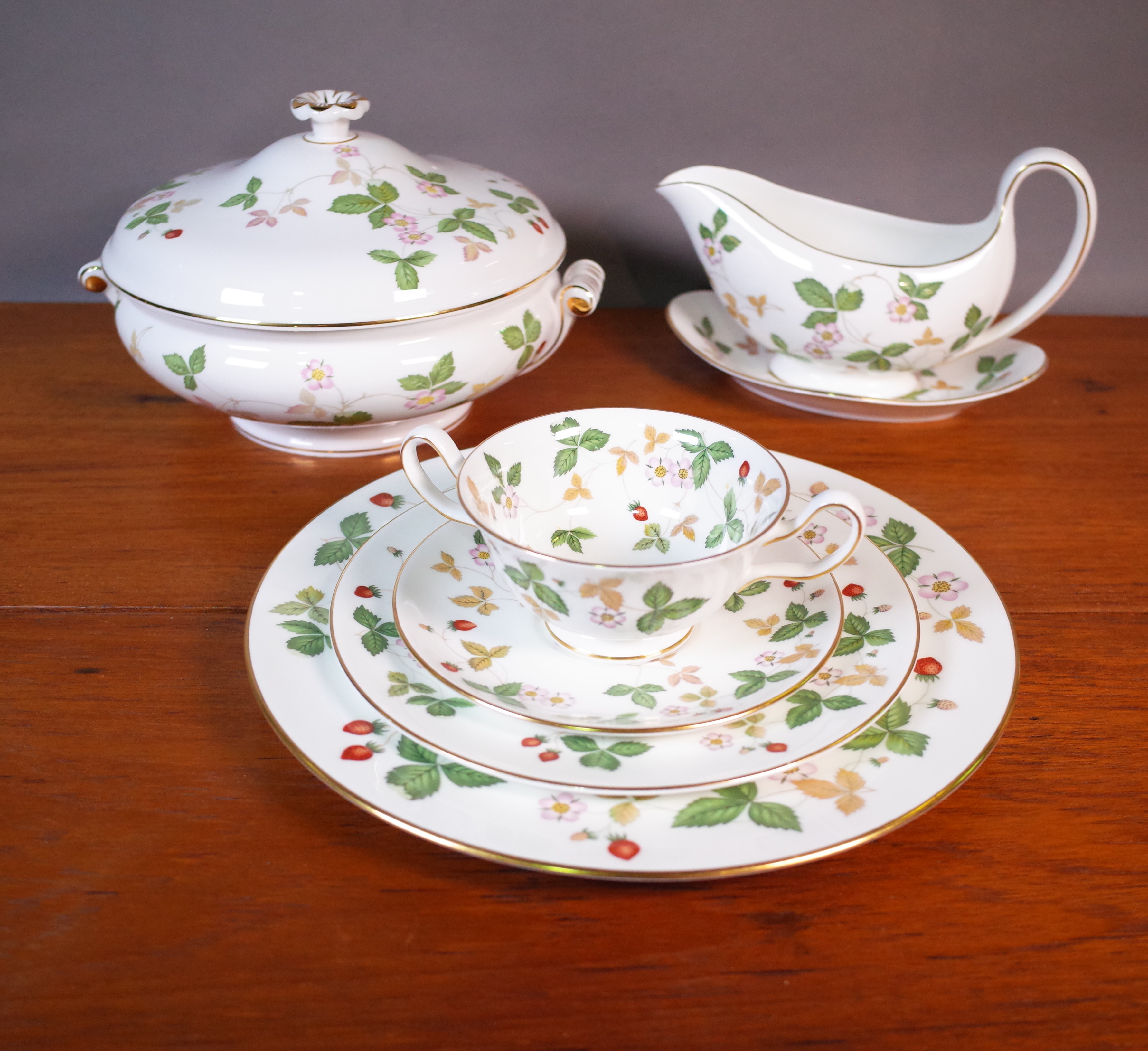 AN EXTENSIVE WEDGWOOD WILD STRAWBERRY PATTERN TEA AND DINNER SET - Image 6 of 10