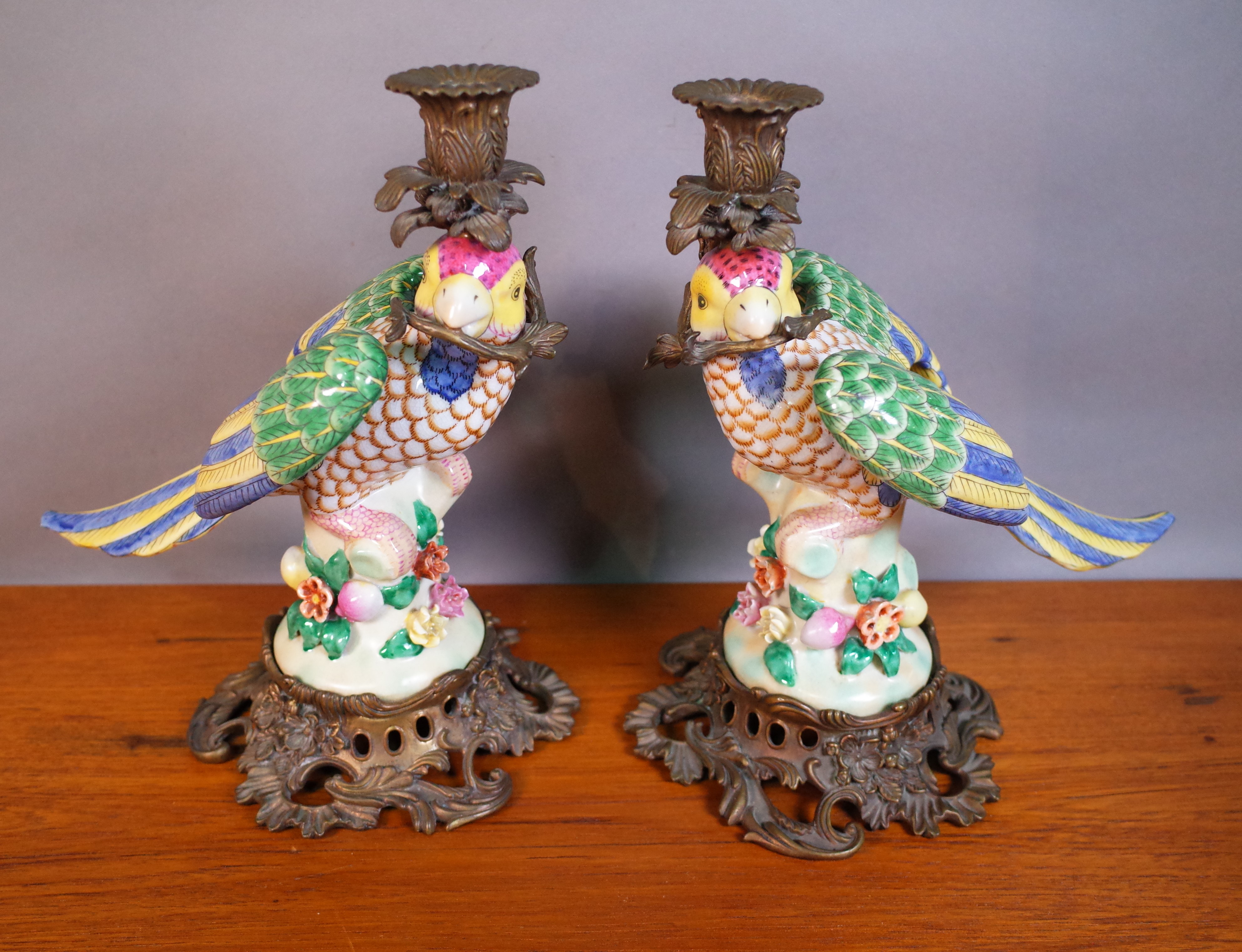 A PAIR OF CERAMIC AND GILT METAL MOUNTED MODELS OF PARROTS, 29CM TALL (2) - Image 2 of 6