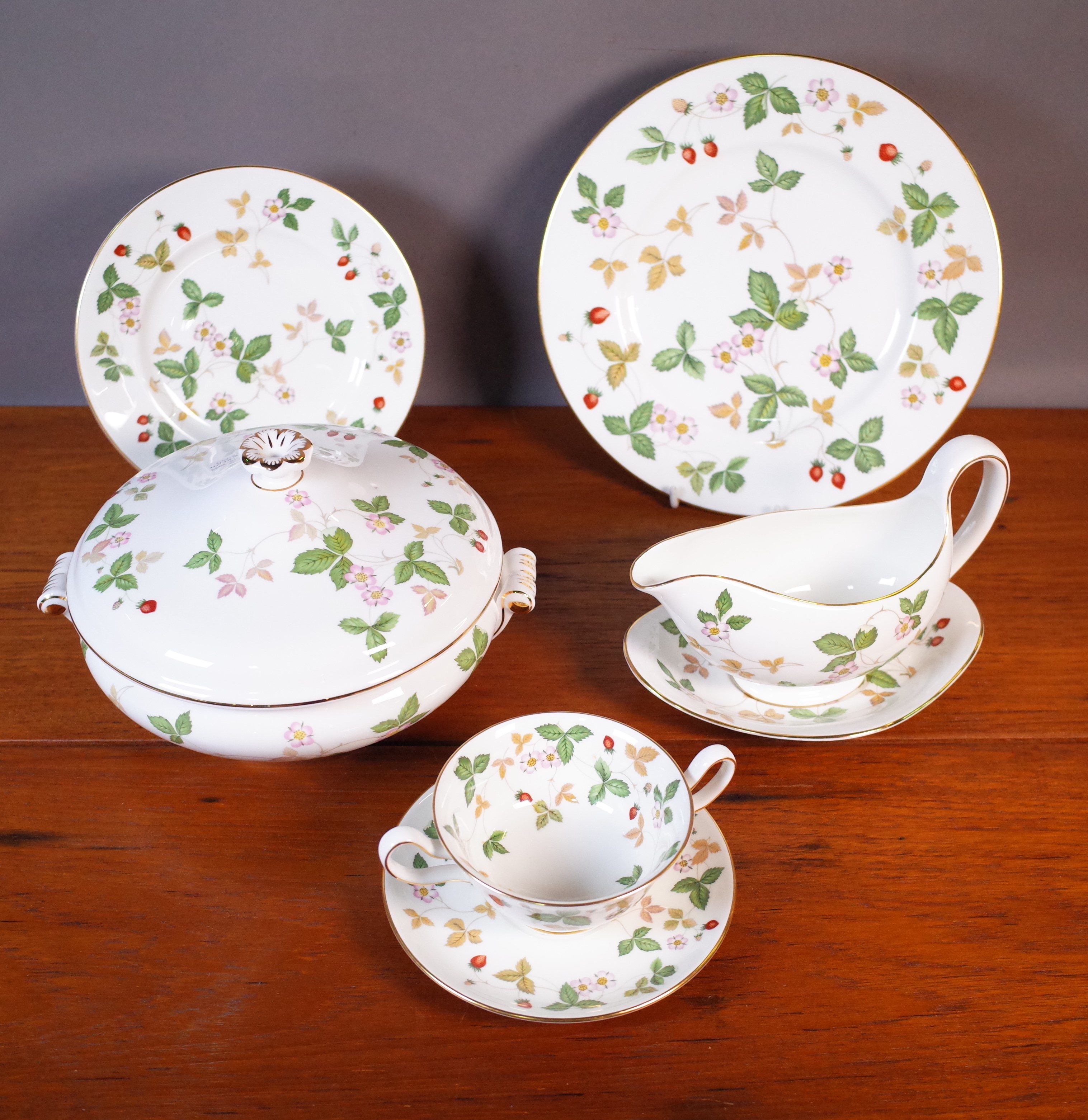 AN EXTENSIVE WEDGWOOD WILD STRAWBERRY PATTERN TEA AND DINNER SET