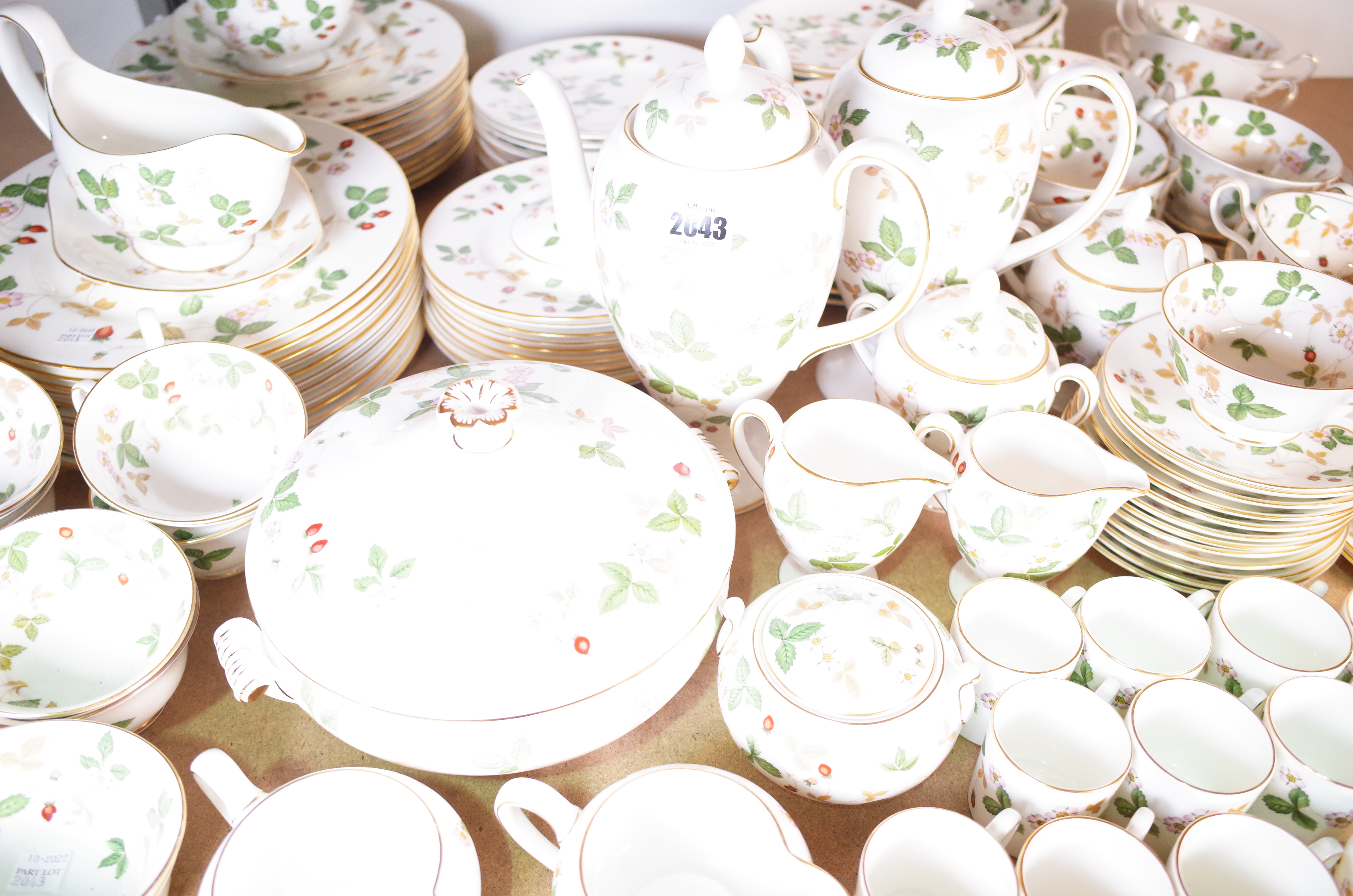 AN EXTENSIVE WEDGWOOD WILD STRAWBERRY PATTERN TEA AND DINNER SET - Image 7 of 10