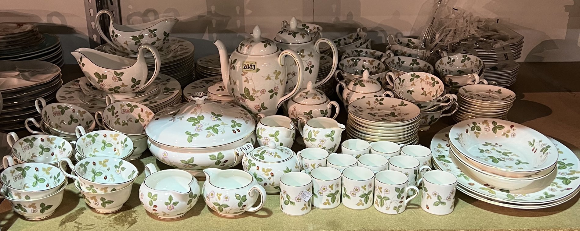 AN EXTENSIVE WEDGWOOD WILD STRAWBERRY PATTERN TEA AND DINNER SET - Image 5 of 10