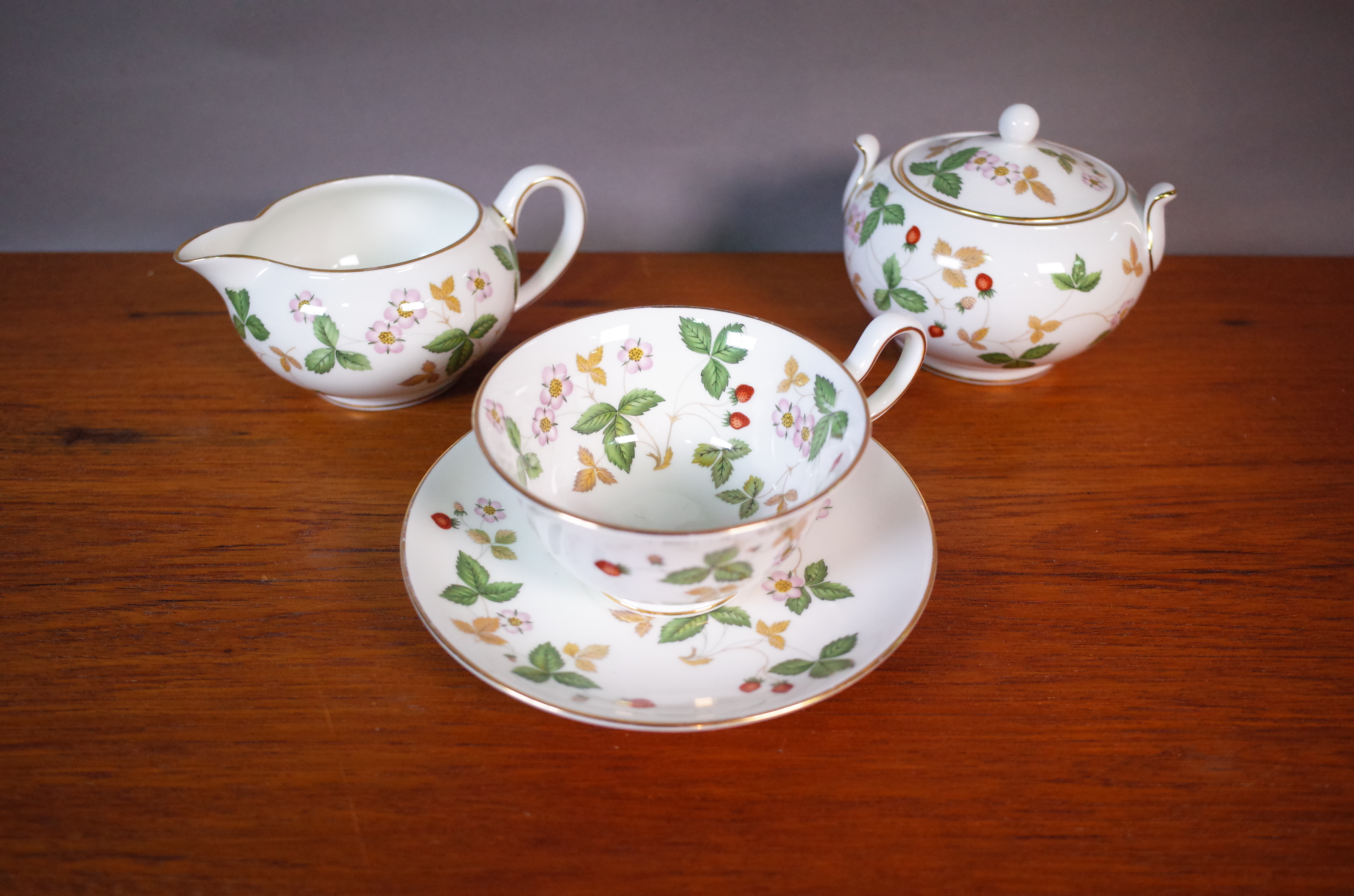 AN EXTENSIVE WEDGWOOD WILD STRAWBERRY PATTERN TEA AND DINNER SET - Image 8 of 10